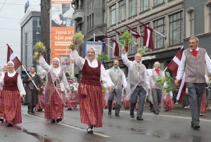 Rīdzinieki skata dziesmu un deju svētku dalībnieku gājienu Rīgā - «Novadu dižošanās» 73