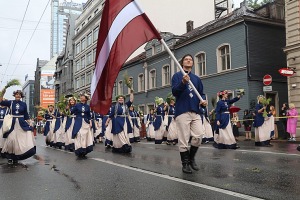 Rīdzinieki skata dziesmu un deju svētku dalībnieku gājienu Rīgā - «Novadu dižošanās» 74