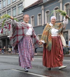 Rīdzinieki skata dziesmu un deju svētku dalībnieku gājienu Rīgā - «Novadu dižošanās» 76