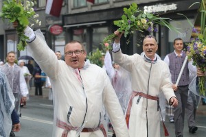 Rīdzinieki skata dziesmu un deju svētku dalībnieku gājienu Rīgā - «Novadu dižošanās» 79