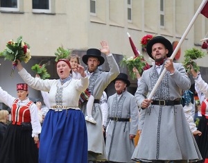 Rīdzinieki skata dziesmu un deju svētku dalībnieku gājienu Rīgā - «Novadu dižošanās» 8