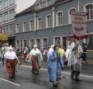 Rīdzinieki skata dziesmu un deju svētku dalībnieku gājienu Rīgā - «Novadu dižošanās» 80