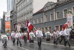 Rīdzinieki skata dziesmu un deju svētku dalībnieku gājienu Rīgā - «Novadu dižošanās» 81
