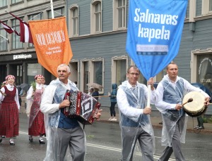 Rīdzinieki skata dziesmu un deju svētku dalībnieku gājienu Rīgā - «Novadu dižošanās» 85