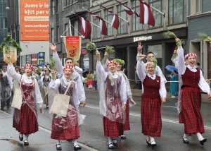 Rīdzinieki skata dziesmu un deju svētku dalībnieku gājienu Rīgā - «Novadu dižošanās» 86