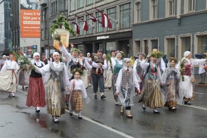 Rīdzinieki skata dziesmu un deju svētku dalībnieku gājienu Rīgā - «Novadu dižošanās» 87