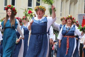 Rīdzinieki skata dziesmu un deju svētku dalībnieku gājienu Rīgā - «Novadu dižošanās» 9