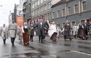 Rīdzinieki skata dziesmu un deju svētku dalībnieku gājienu Rīgā - «Novadu dižošanās» 91
