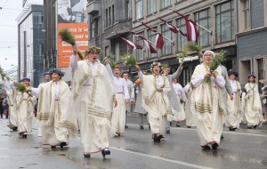 Rīdzinieki skata dziesmu un deju svētku dalībnieku gājienu Rīgā - «Novadu dižošanās» 92