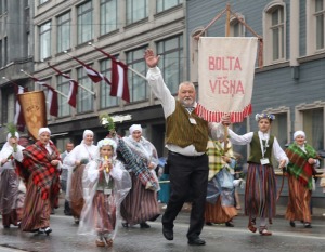 Rīdzinieki skata dziesmu un deju svētku dalībnieku gājienu Rīgā - «Novadu dižošanās» 94
