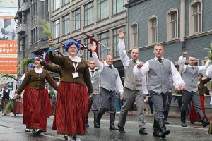 Rīdzinieki skata dziesmu un deju svētku dalībnieku gājienu Rīgā - «Novadu dižošanās» 95