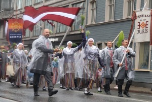 Rīdzinieki skata dziesmu un deju svētku dalībnieku gājienu Rīgā - «Novadu dižošanās» 96
