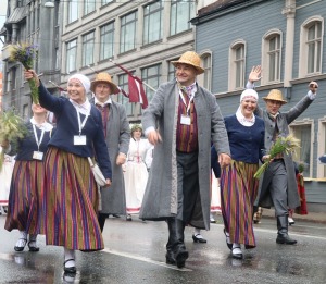 Rīdzinieki skata dziesmu un deju svētku dalībnieku gājienu Rīgā - «Novadu dižošanās» 97