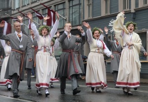 Rīdzinieki skata dziesmu un deju svētku dalībnieku gājienu Rīgā - «Novadu dižošanās» 98