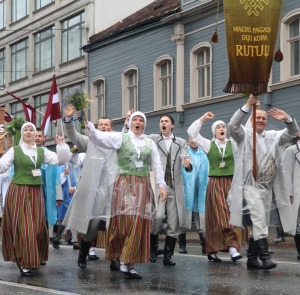 Rīdzinieki skata dziesmu un deju svētku dalībnieku gājienu Rīgā - «Novadu dižošanās» 99