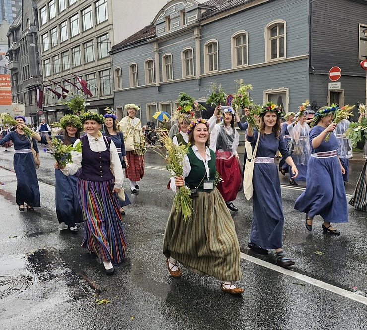 Foto mirkļi no dziesmu un deju svētku dalībnieku gājiena Rīgā - «Novadu dižošanās» 339132