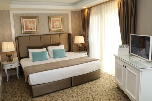 Travelnews.lv iepazīst Ziemeļkipras viesnīcu «Vuni Palace Hotel» Kirēnijā. Sadarbībā ar PuzzleTravel.com 13
