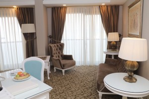 Travelnews.lv iepazīst Ziemeļkipras viesnīcu «Vuni Palace Hotel» Kirēnijā. Sadarbībā ar PuzzleTravel.com 17