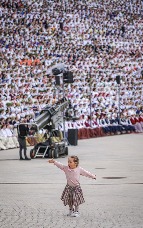 Fotogrāfs Mareks Galinovskis: Dziesmu svētku lielkoncerts «Tīrums. Dziesmas ceļš» skan Mežaparka Lielajā estrādē Fotogrāfs Mareks Galinovskis: Dziesmu svētku lielkoncerts «Tīrums. Dziesmas ceļš» skan Mežaparka Lielajā estrādē 339833