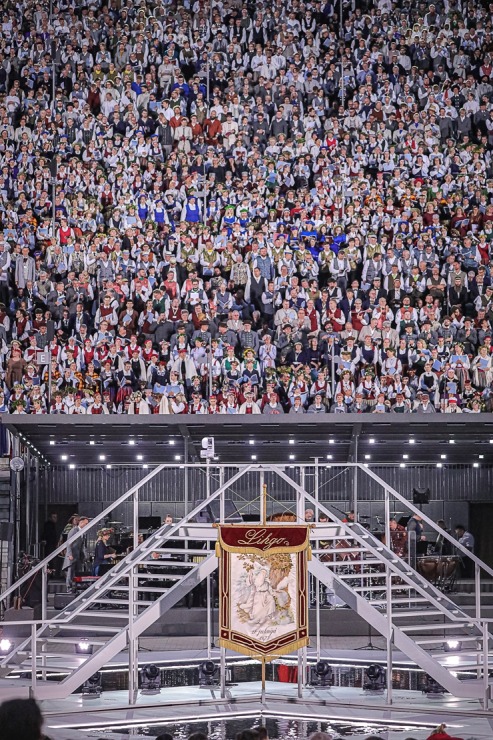 Fotogrāfs Mareks Galinovskis: Dziesmu svētku lielkoncerts «Tīrums. Dziesmas ceļš» skan Mežaparka Lielajā estrādē Fotogrāfs Mareks Galinovskis: Dziesmu svētku lielkoncerts «Tīrums. Dziesmas ceļš» skan Mežaparka Lielajā estrādē 339842