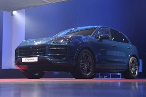 Latvijā svinīgi tiek sagaidīts jaunais «Porsche Cayenne» kopā ar šefpavāra Ērika Dreibanta gardumiem 14