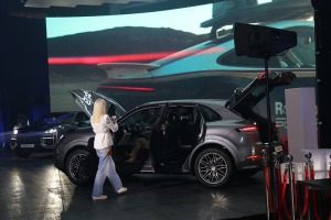 Latvijā svinīgi tiek sagaidīts jaunais «Porsche Cayenne» kopā ar šefpavāra Ērika Dreibanta gardumiem 21