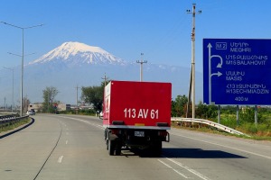 Travelnews.lv ar ekskursiju autobusu iepazīst Armēnijas ielu tirdzniecību un dabas ainavas. Sadarbība ar airBaltic 1