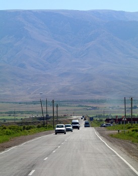 Travelnews.lv ar ekskursiju autobusu iepazīst Armēnijas ielu tirdzniecību un dabas ainavas. Sadarbība ar airBaltic 3