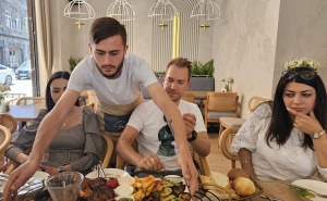 Travelnews.lv Armēnijas pilsētā Gjumri izbauda pusdienas vietējā restorānā «Sheeraz». Sadarbībā ar airBaltic 11
