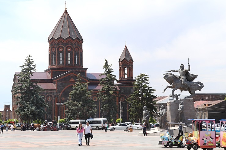 photo: Travelnews.lv apmeklē Svētā Pestītāja dievnamu Armēnijā un iepazīst Gjumri pilsētas centra dzīvi