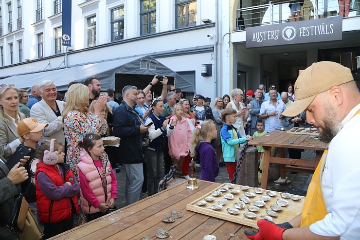 Rīgas restorāns «Buržujs» jau 12. reizi rīko grandiozu «Austeru festivāls», kur viesi apēd 12 000 austeres 343333