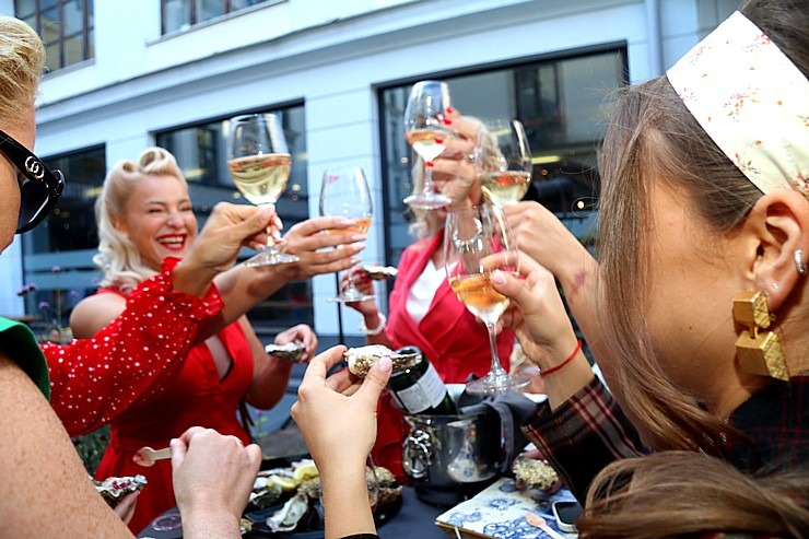 Rīgas restorāns «Buržujs» jau 12. reizi rīko grandiozu «Austeru festivāls», kur viesi apēd 12 000 austeres 343339