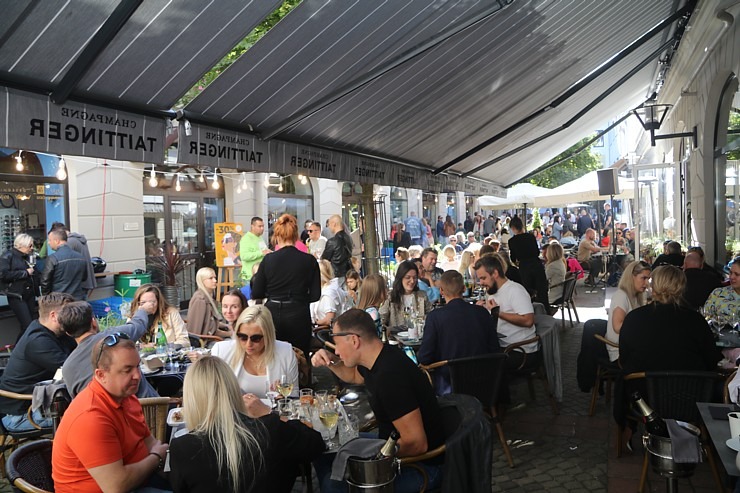 Rīgas restorāns «Buržujs» jau 12. reizi rīko grandiozu «Austeru festivāls», kur viesi apēd 12 000 austeres 343344
