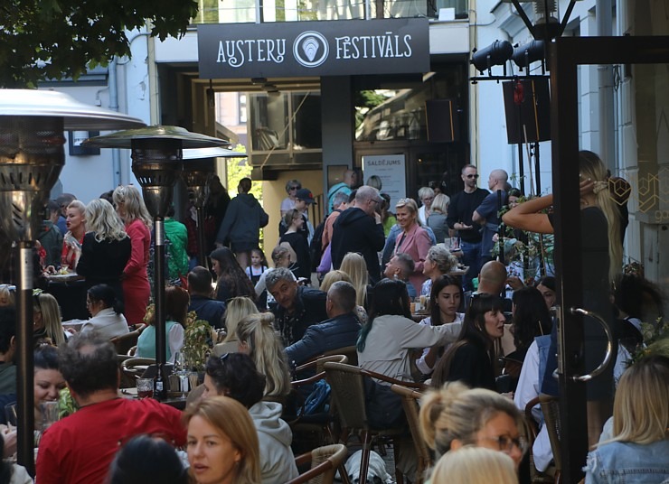 Rīgas restorāns «Buržujs» jau 12. reizi rīko grandiozu «Austeru festivāls», kur viesi apēd 12 000 austeres 343366