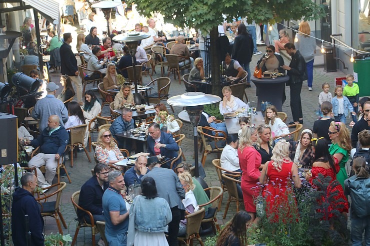 Rīgas restorāns «Buržujs» jau 12. reizi rīko grandiozu «Austeru festivāls», kur viesi apēd 12 000 austeres 343313