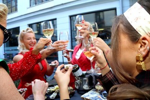 Rīgas restorāns «Buržujs» jau 12. reizi rīko grandiozu «Austeru festivāls», kur viesi apēd 12 000 austeres 33