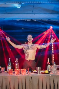 Pasaules kokteiļu čempions Staņislavs Jonāns ir lepns par «Rīgas kokteiļu festivālu 2023». Foto: brandins.lv 2