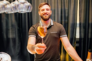 Pasaules kokteiļu čempions Staņislavs Jonāns ir lepns par «Rīgas kokteiļu festivālu 2023». Foto: brandins.lv 7