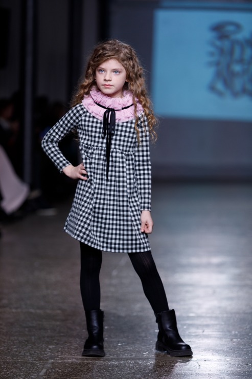 Rīgas modes nedēļa piedāvā iepazīties ar bērnu apģērbu kolekciju ROCK & MOUSE no Latvijas. Foto: Mark Litvyakov 345957