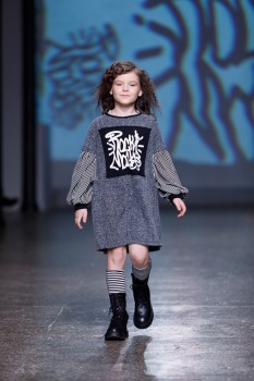 Rīgas modes nedēļa piedāvā iepazīties ar bērnu apģērbu kolekciju ROCK & MOUSE no Latvijas. Foto: Mark Litvyakov 10