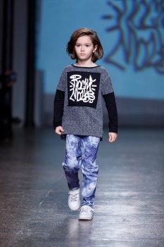 Rīgas modes nedēļa piedāvā iepazīties ar bērnu apģērbu kolekciju ROCK & MOUSE no Latvijas. Foto: Mark Litvyakov 24