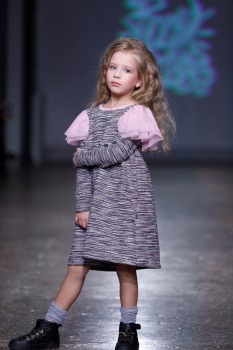 Rīgas modes nedēļa piedāvā iepazīties ar bērnu apģērbu kolekciju ROCK & MOUSE no Latvijas. Foto: Mark Litvyakov 25