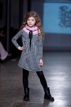 Rīgas modes nedēļa piedāvā iepazīties ar bērnu apģērbu kolekciju ROCK & MOUSE no Latvijas. Foto: Mark Litvyakov 27