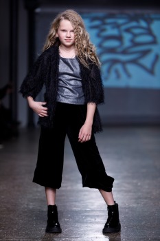 Rīgas modes nedēļa piedāvā iepazīties ar bērnu apģērbu kolekciju ROCK & MOUSE no Latvijas. Foto: Mark Litvyakov 29