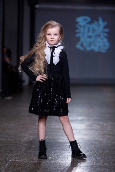 Rīgas modes nedēļa piedāvā iepazīties ar bērnu apģērbu kolekciju ROCK & MOUSE no Latvijas. Foto: Mark Litvyakov 34