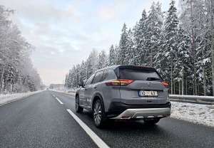 Jānis Deinats, Inta Ruka, Reinis Hofmanis un Travelnews.lv ar Gada Auto 2024 «Nissan X-Trail» dodas uz Ventspili 2