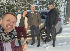 Jānis Deinats, Inta Ruka, Reinis Hofmanis un Travelnews.lv ar Gada Auto 2024 «Nissan X-Trail» dodas uz Ventspili 15