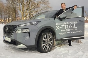 Jānis Deinats, Inta Ruka, Reinis Hofmanis un Travelnews.lv ar Gada Auto 2024 «Nissan X-Trail» dodas uz Ventspili 20
