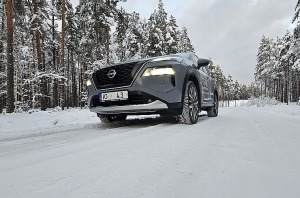 Jānis Deinats, Inta Ruka, Reinis Hofmanis un Travelnews.lv ar Gada Auto 2024 «Nissan X-Trail» dodas uz Ventspili 3