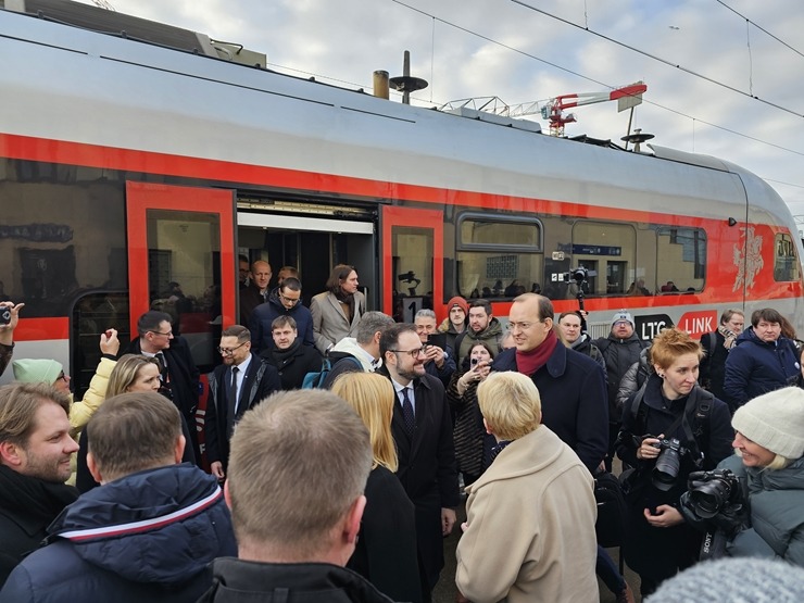 Rīgas Centrālā stacijā ienāk pirmais vilciens no Viļņas 348518